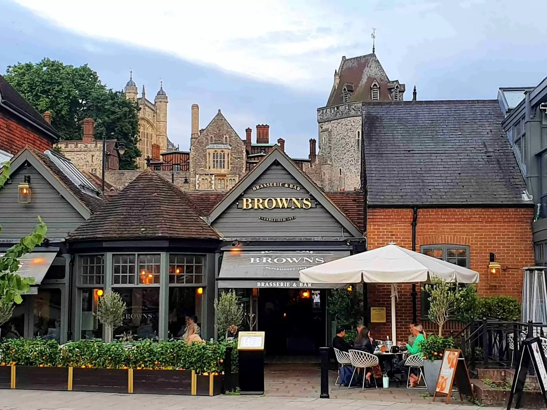 Best Bars in Windsor - Browns