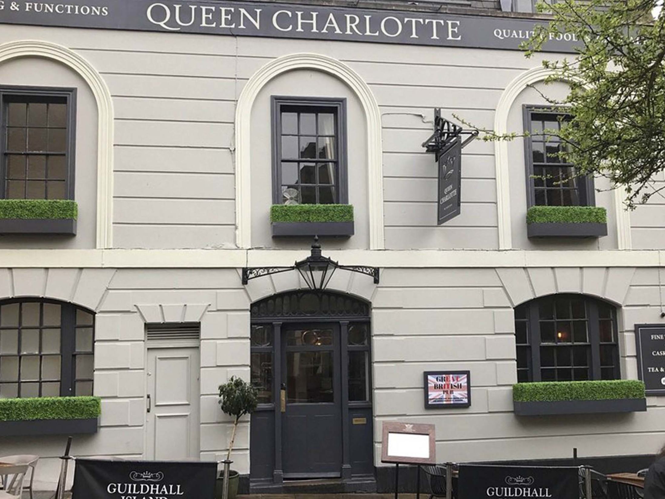 Best Pubs in Windsor - The Queen Charlotte