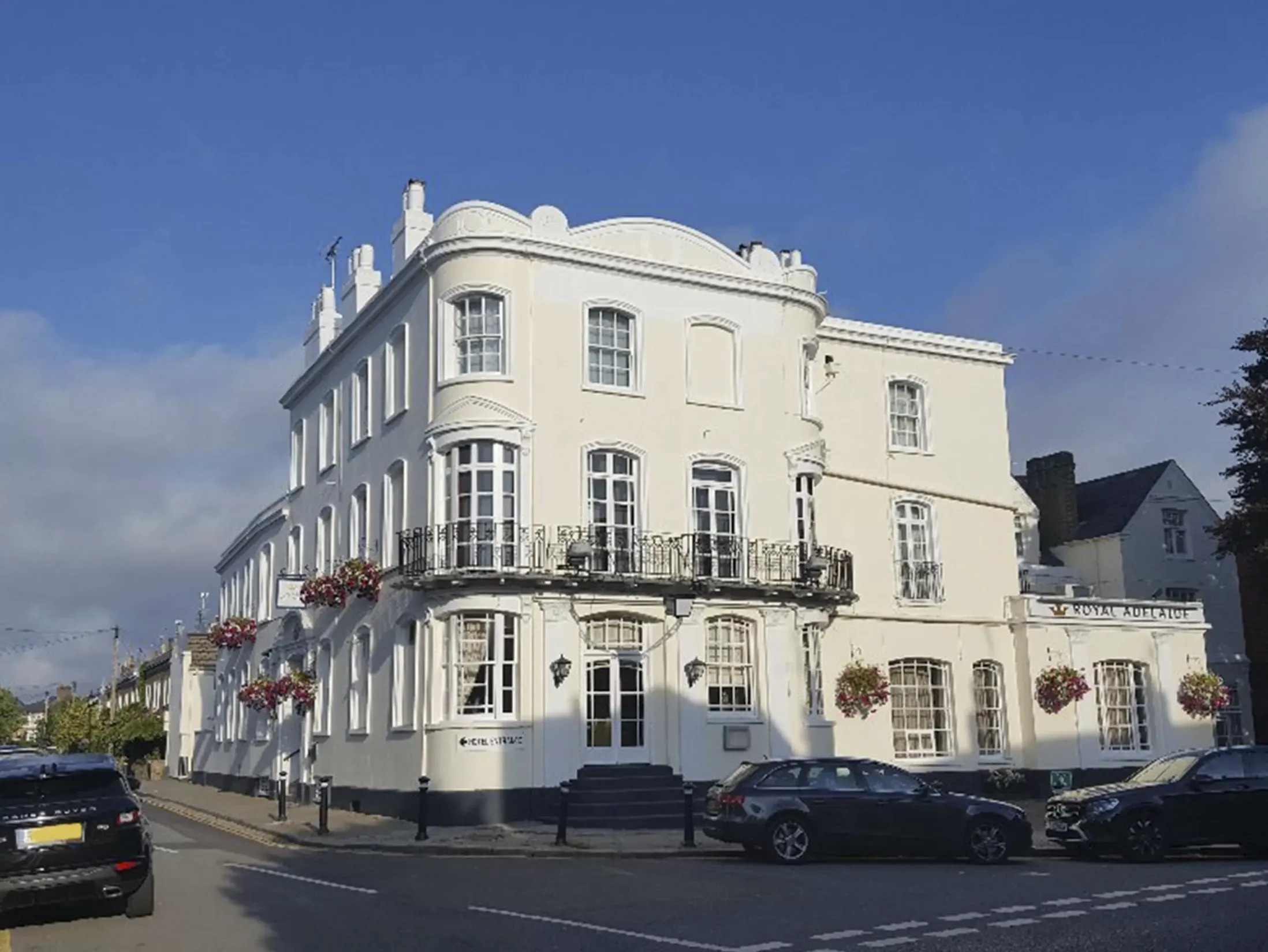 Cheap Hotels in Windsor - Royal Adelaide Hotel