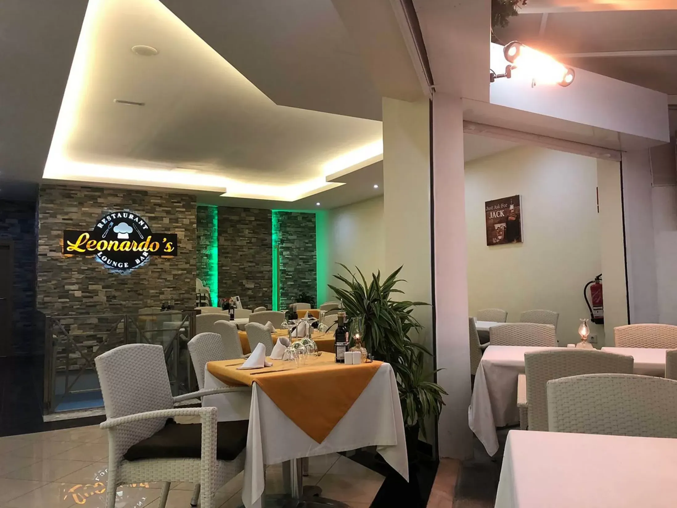 Best Bars in Tenerife - Leonardo's