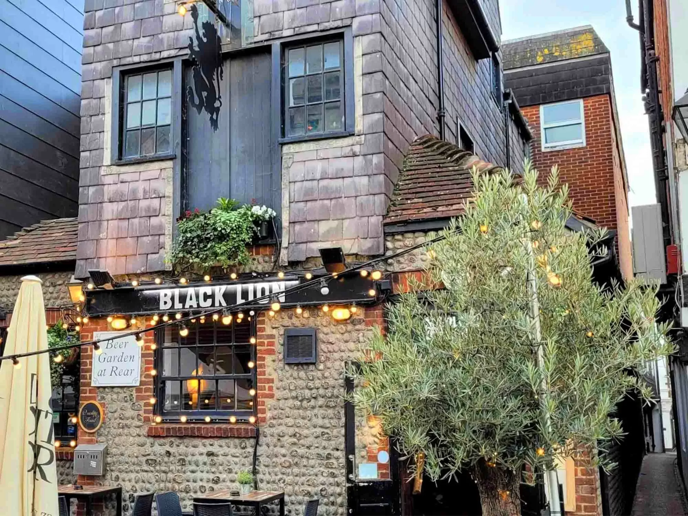 Best Bottomless Brunch in Brighton - The Black Lion