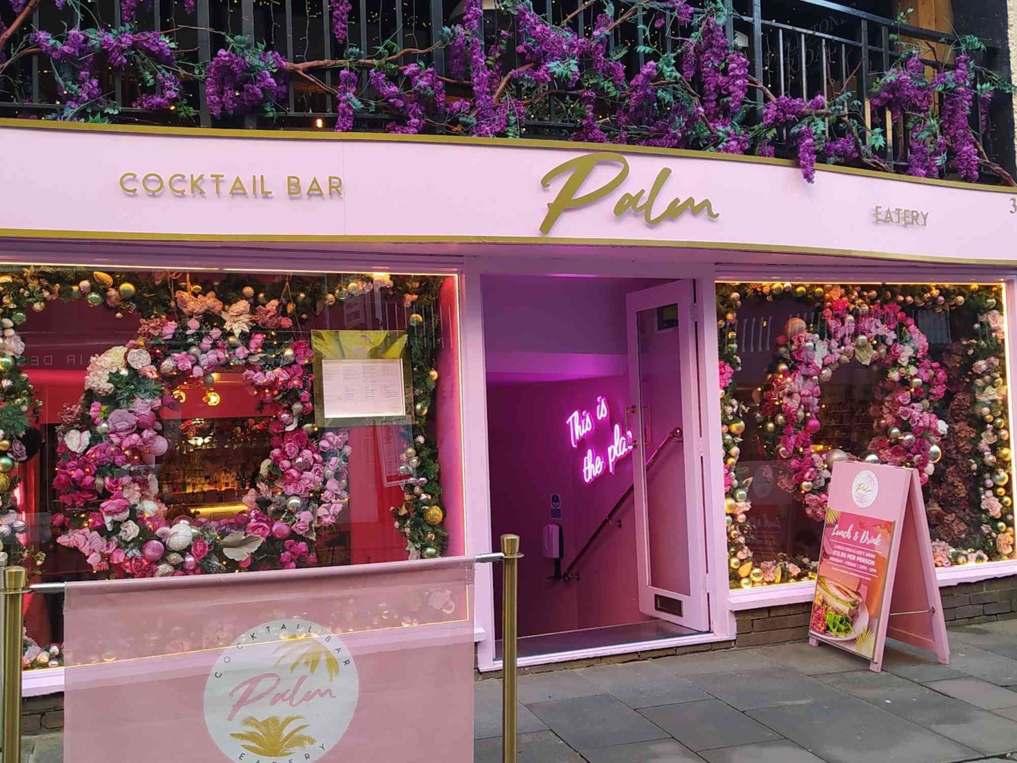 Barbie-Themed Hen Party Bars - Palm