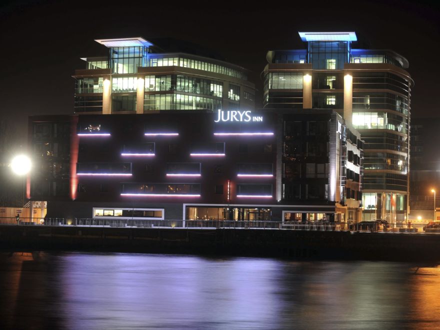 Jurys Inn - Newcastle Quayside night ext