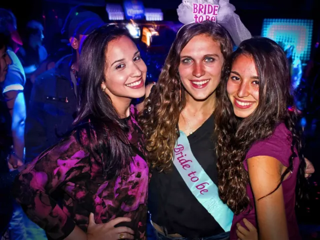 Bar Crawl with Club Entry