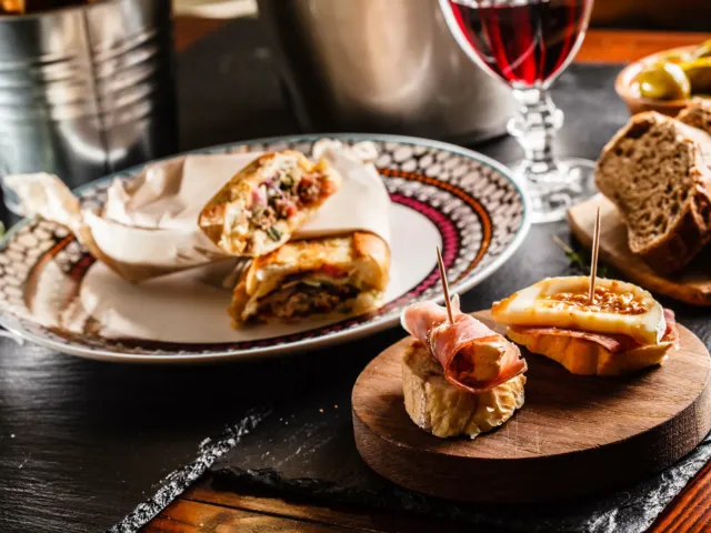 Nuevo Alcazar - 3 Course Meal & Unlimited Drinks